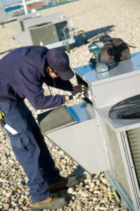 commercia-rooftop-unit-with-technician